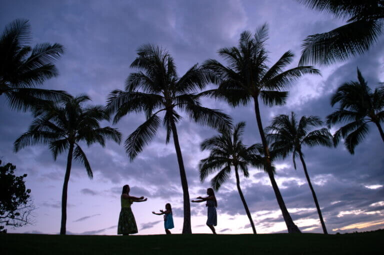 Leçon de danse Hula en famille à Aulani, a Disney Resort and Spa, Hawaii