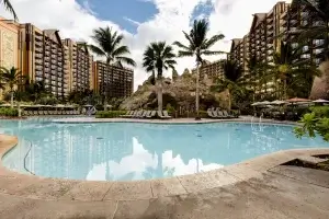 Aulani, A Disney Resort & Spa, est une destination de vacances à couper le souffle, nichée sur la magnifique île d’Oahu, à Hawaii.