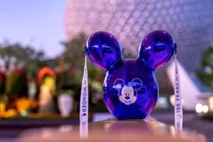 seau de popcorn Premium en forme de ballon Mickey métallique violet, disponible uniquement à EPCOT pendant Disney100.