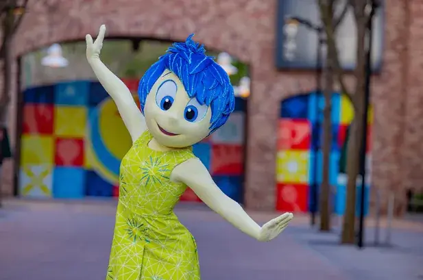 opportunité exclusive de découvrir en avant-première "Vice-Versa 2" à Disney's Hollywood Studios. Dès le 10 juin, le charmant quartier de Pixar Plaza accueillera Joy, l'un des personnages phares du film