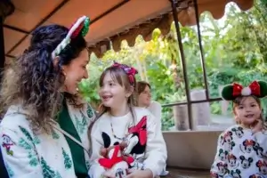 Famille en vacances pendant les festivités de Noël à Walt Disney World